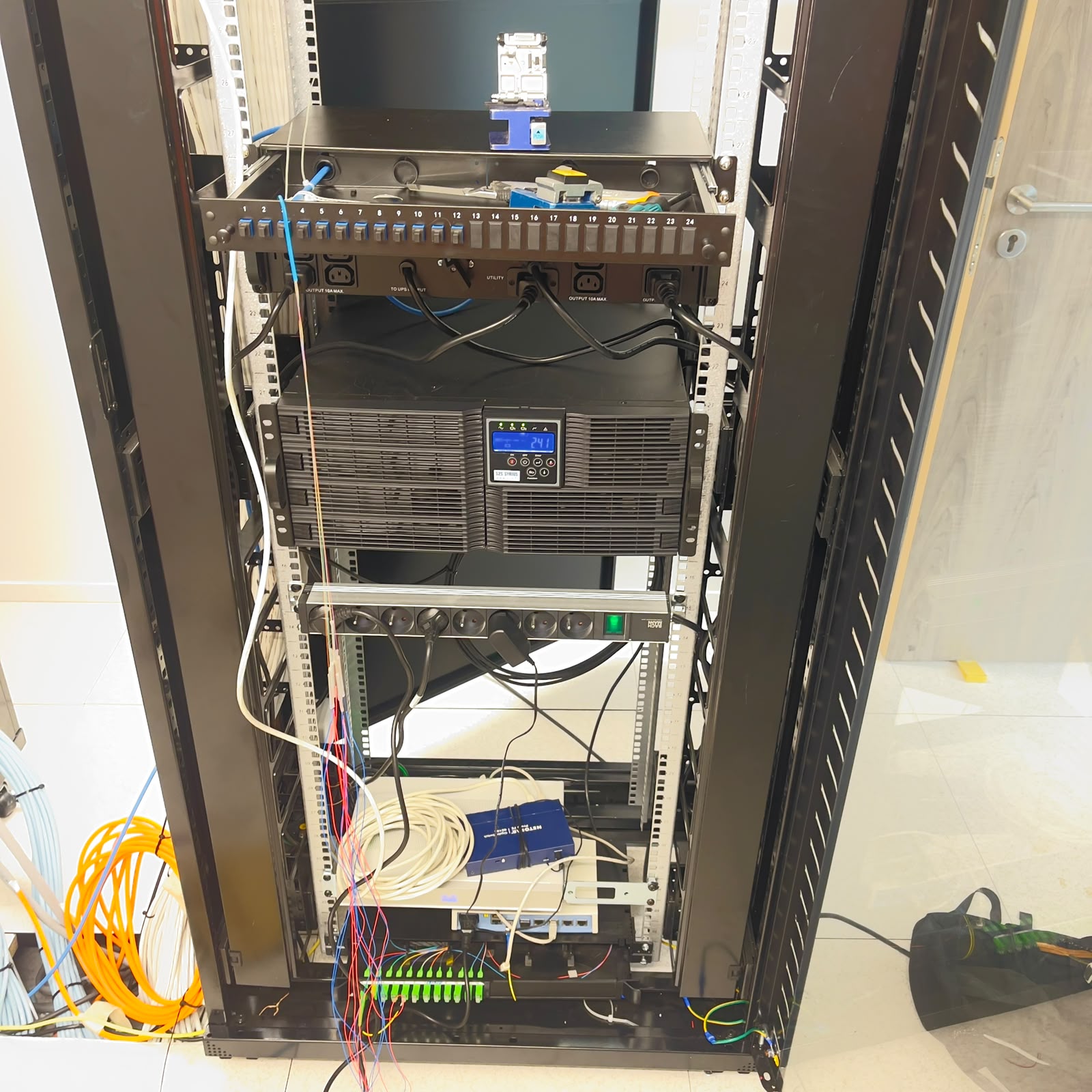 Installation et organisation de baie informatique 19 pouces avec brassage soigné en Île-de-France