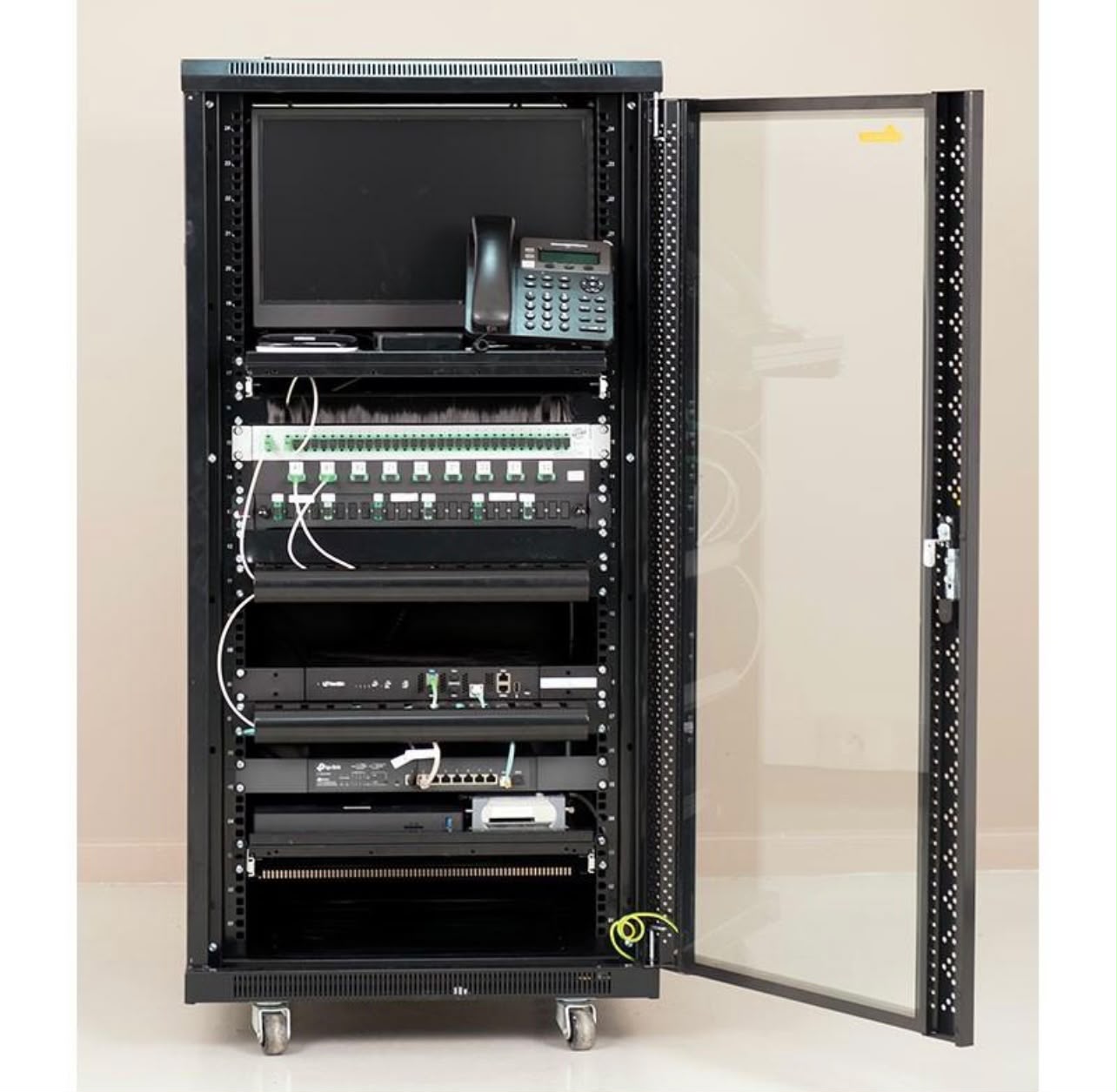 Installation câblage réseau informatique RJ45 catégorie 6A pour locaux professionnels